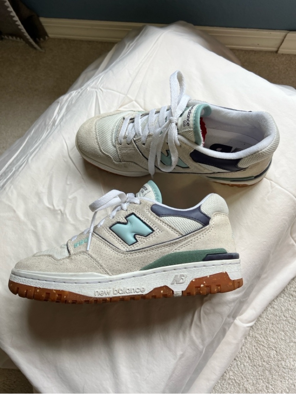 New Balance 550 Sneaker Cream with Teal accents - Picture 2 of 8